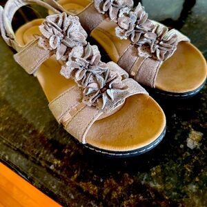 Elegant Floral Women's Sandals Clark’s metallic like new  color 8.5 Narrow